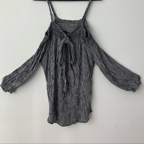 Off the shoulder flowy top - Picture 1 of 3